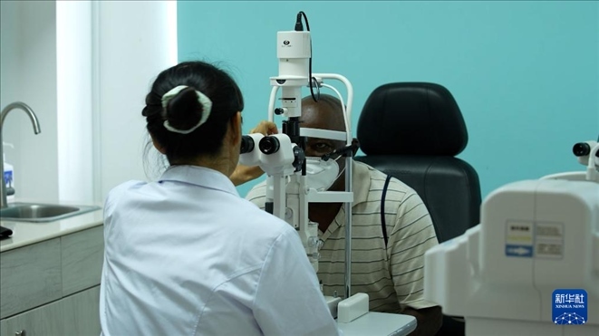 3月4日，在多米尼克羅索的中多友誼醫(yī)院眼科中心，援多醫(yī)療隊(duì)成員、南方醫(yī)科大學(xué)第三附屬醫(yī)院眼科主治醫(yī)師魯志卿為病人做檢查。新華社記者 王朝 攝