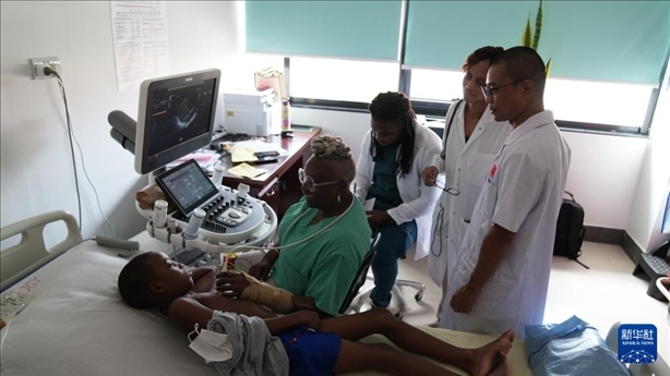 3月4日，在多米尼克羅索的中多友誼醫(yī)院，援多醫(yī)療隊(duì)成員、南方醫(yī)科大學(xué)第五附屬醫(yī)院心血管內(nèi)科主治醫(yī)師駱志鵬與當(dāng)?shù)蒯t(yī)生共同診療。新華社記者 王朝 攝