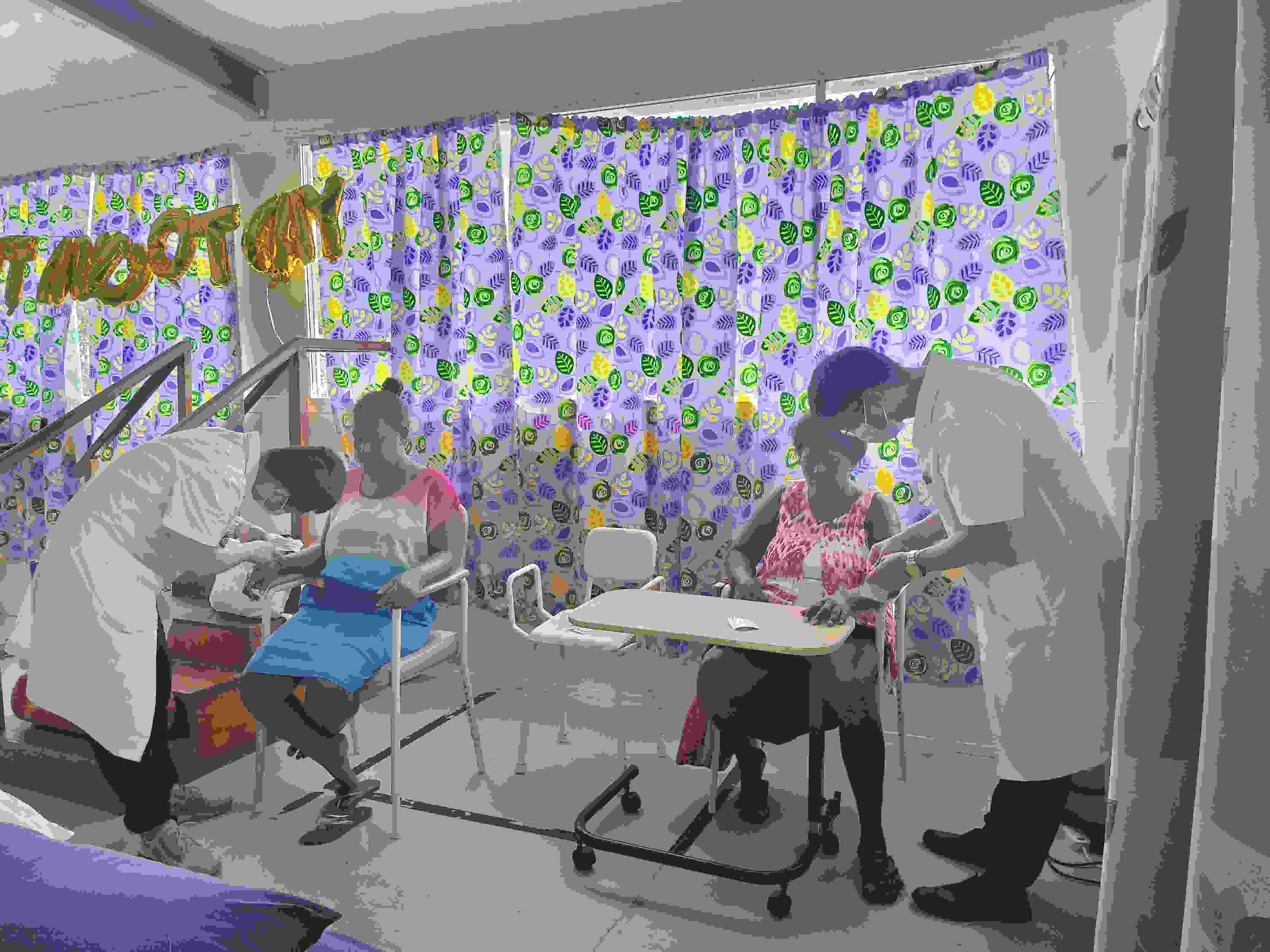 2023年7月3日，中國援助所羅門群島醫(yī)療隊(duì)針灸大夫在所羅門群島首都霍尼亞拉國家轉(zhuǎn)診醫(yī)院為患者治療。