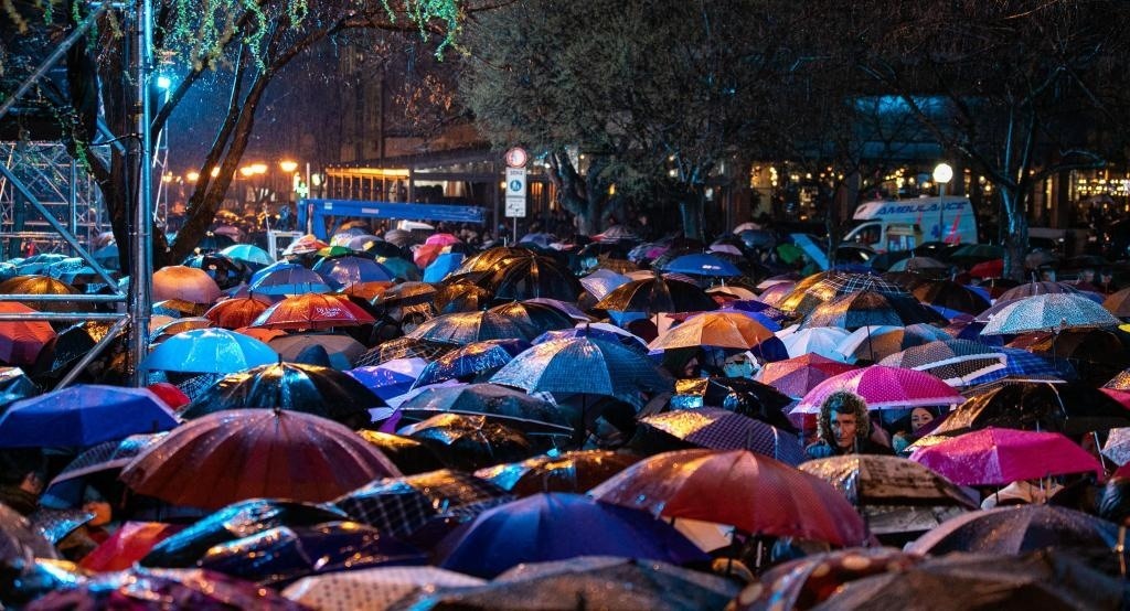 3月24日，在塞爾維亞南部城市普羅庫普列，人們參加北約轟炸南聯(lián)盟遇難者悼念儀式。新華社發(fā)（王韡攝）