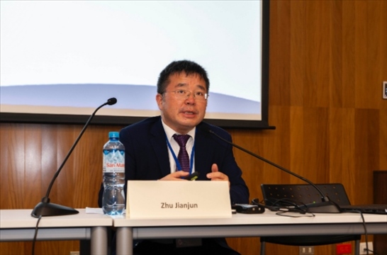 上海外國(guó)語(yǔ)大學(xué)國(guó)際文化交流學(xué)院副院長(zhǎng)朱建軍做專(zhuān)題講座。（秘魯天主教大學(xué)孔子學(xué)院供圖）