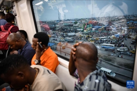 2月28日，在尼日利亞拉各斯，人們乘坐輕軌藍(lán)線列車。新華社記者 韓旭 攝
