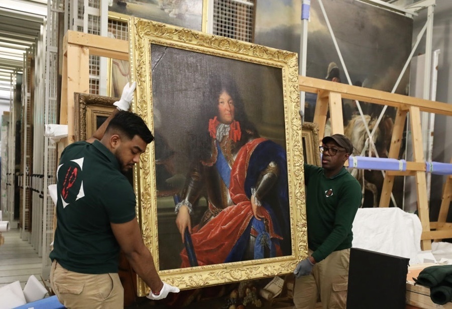  2024年3月11日，在法國(guó)巴黎近郊的凡爾賽宮，工作人員準(zhǔn)備打包油畫(huà)《路易十四戎裝像》。在2024年中法建交60周年暨中法文化旅游年之際，凡爾賽宮和故宮博物院將于4月至6月在故宮共同舉辦“凡爾賽宮與紫禁城”展覽。凡爾賽宮工作人員將70余件法方展品打包裝箱，計(jì)劃在不久之后將其運(yùn)往北京。新華社記者 高靜 攝