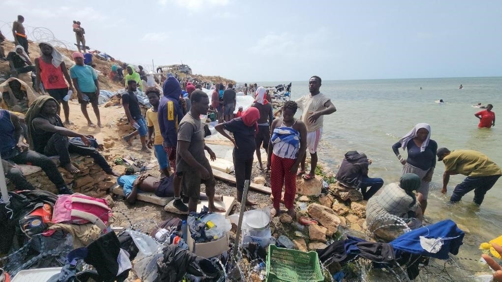 2023年7月26日，在突尼斯與利比亞邊境的艾季迪爾角，眾多移民滯留在地中海海岸邊。新華社發(fā)（哈姆扎·圖爾基亞攝）