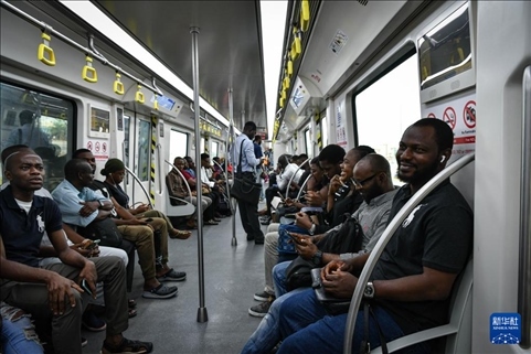 2月28日，在尼日利亞拉各斯，人們乘坐輕軌藍(lán)線列車。新華社記者 韓旭 攝