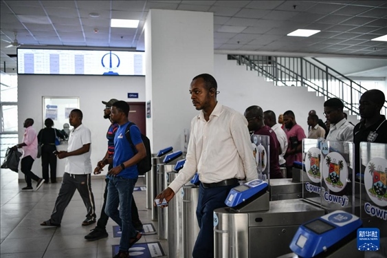 2月28日，在尼日利亞拉各斯，人們?cè)谳p軌藍(lán)線碼頭站刷卡出站。新華社記者 韓旭 攝