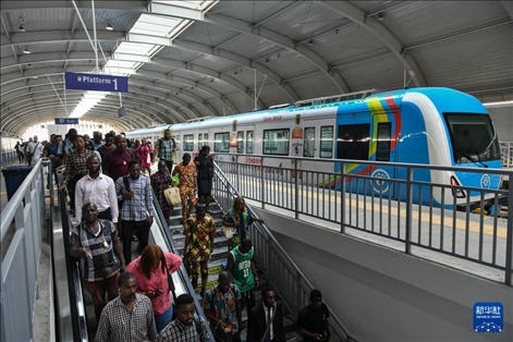 2月28日，在尼日利亞拉各斯，人們?cè)谳p軌藍(lán)線碼頭站下車出站。新華社記者 韓旭 攝