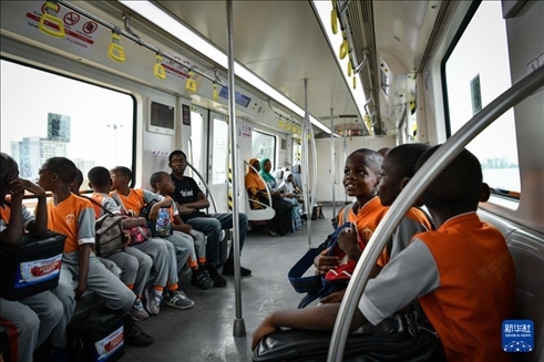 2月28日，在尼日利亞拉各斯，一所小學(xué)的學(xué)生們體驗(yàn)乘坐輕軌藍(lán)線列車。新華社記者 韓旭 攝