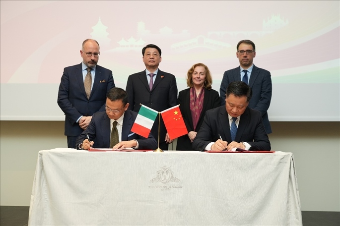 揚(yáng)州市政府與意大利中國商會(huì)簽署合作協(xié)議。 主辦方供圖