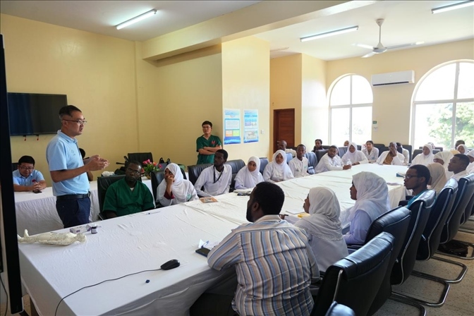 韋長群醫(yī)生進行中醫(yī)講座。中國援桑醫(yī)療隊供圖