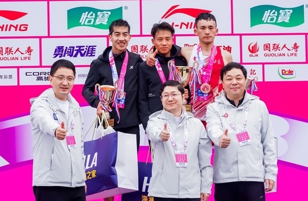 無錫市人民政府副秘書長顧文龍，無錫市體育局黨組書記、副局長楊宇華，海瀾集團(tuán)黨委副書記、副總裁江南共同為全國馬拉松錦標(biāo)賽（第一站）男子組前3名頒獎。受訪者供圖