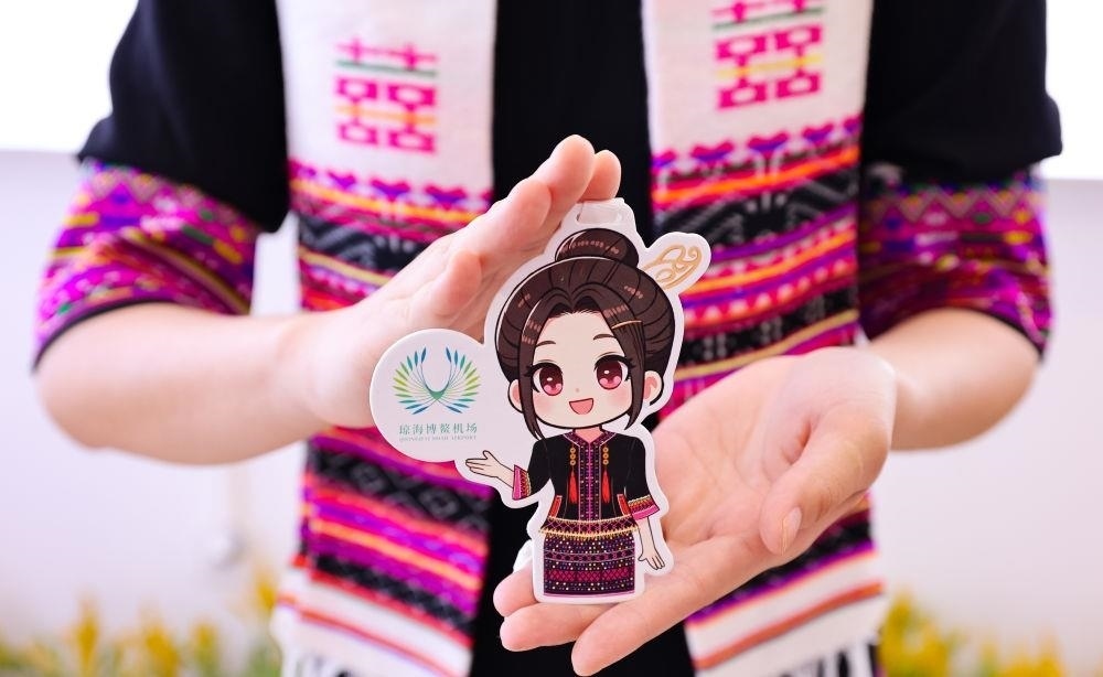 △2024年3月22日，博鰲機場工作人員展示“博鰲香”香氛卡片。