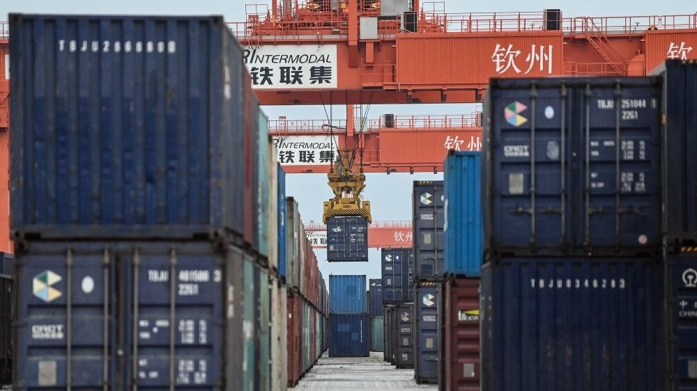 △2023年5月11日，在廣西欽州鐵路集裝箱中心站，塔吊在下卸集裝箱。近年來，在RCEP政策紅利推動下，中國與東盟產(chǎn)業(yè)合作不斷深化，助力區(qū)域經(jīng)濟發(fā)展。