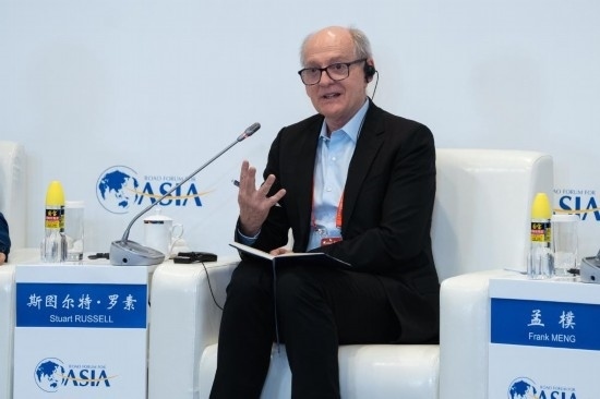 3月27日，《人工智能：現(xiàn)代方法》作者、加州大學(xué)伯克利分校計(jì)算機(jī)科學(xué)系教授斯圖爾特·羅素在分論壇上發(fā)言。新華社記者 曹夢(mèng)瑤 攝