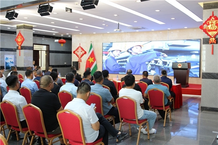 當(dāng)?shù)貢r(shí)間3月26日下午，中國(guó)品牌重型機(jī)械、載重車(chē)輛宣傳推介會(huì)在中國(guó)駐蘇里南大使館舉行。圖為宣介會(huì)現(xiàn)場(chǎng)。中國(guó)駐蘇里南大使館供圖