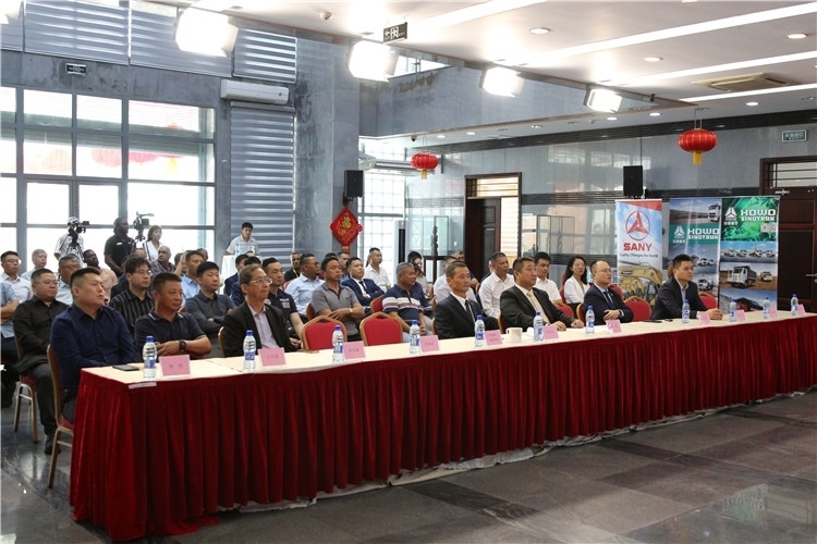 當(dāng)?shù)貢r(shí)間3月26日下午，中國(guó)品牌重型機(jī)械、載重車(chē)輛宣傳推介會(huì)在中國(guó)駐蘇里南大使館舉行。圖為宣介會(huì)現(xiàn)場(chǎng)。中國(guó)駐蘇里南大使館供圖