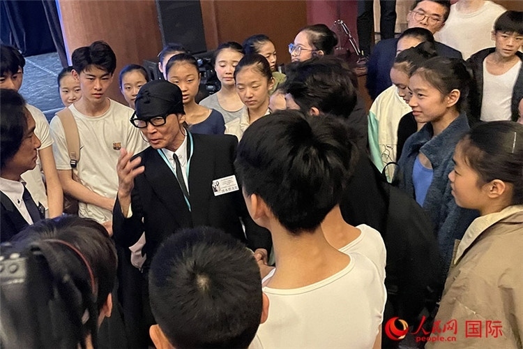 松山芭蕾舞團總代表清水哲太郎與中央芭蕾舞團舞蹈學校的學生們交流。人民網(wǎng)記者 張麗婭攝