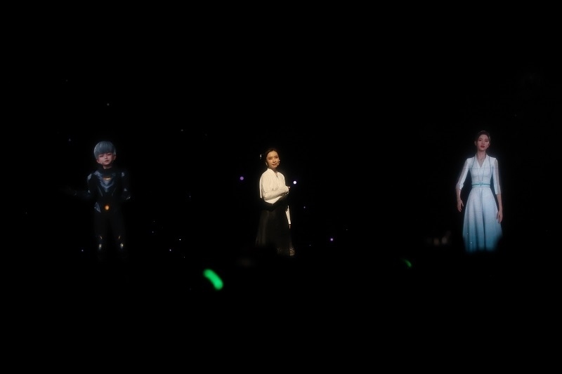 開場節(jié)目表演《彩云之南》。圖片來源：人民視頻