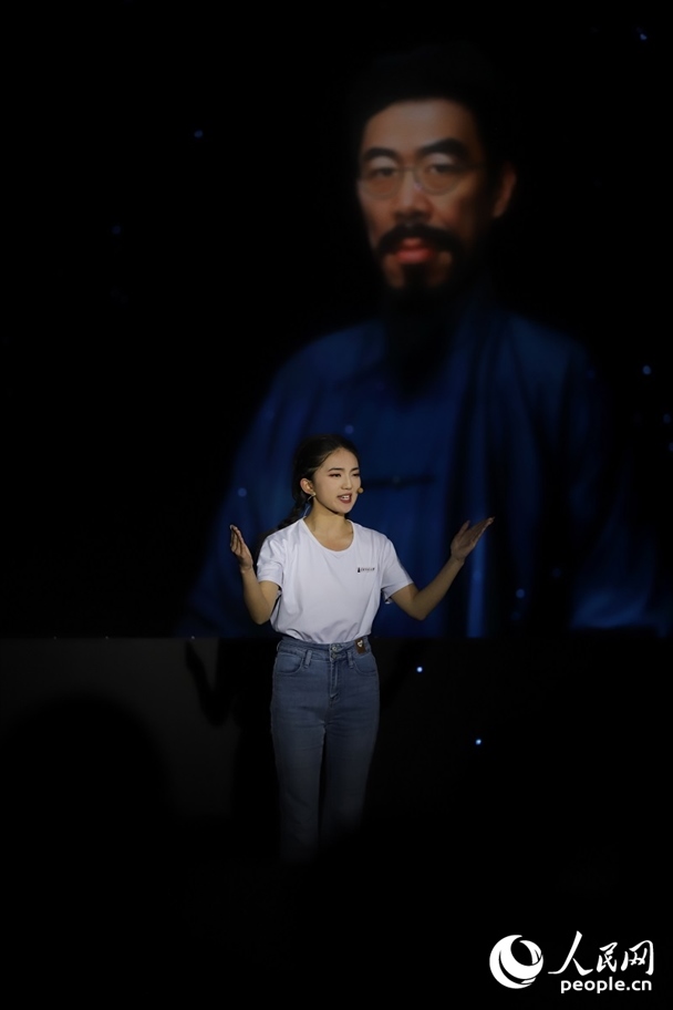 數(shù)字人“聞一多”與青年學生隔空對話。人民網(wǎng)記者 李發(fā)興攝