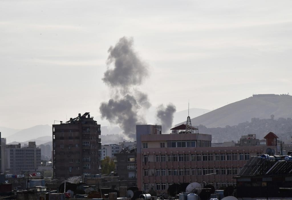 這是4月1日在敘利亞首都大馬士革拍攝的爆炸后升起的濃煙。新華社發(fā)（阿瑪爾攝）