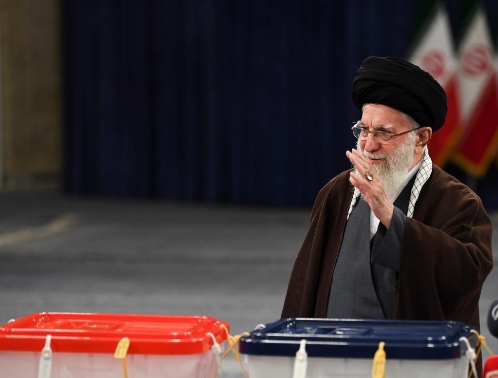 3月1日，在伊朗首都德黑蘭，伊朗最高領(lǐng)袖哈梅內(nèi)伊在設(shè)于領(lǐng)袖府內(nèi)的投票站投票。新華社記者沙達(dá)提攝