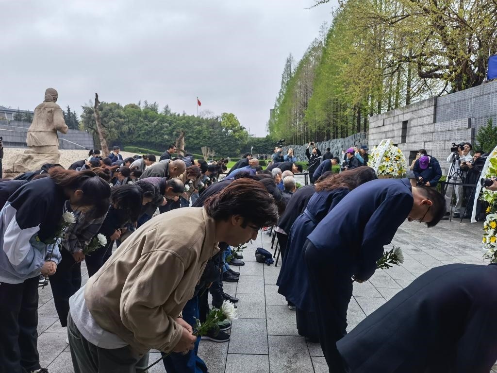 人們面向“哭墻”鞠躬。新華社記者邱冰清 攝