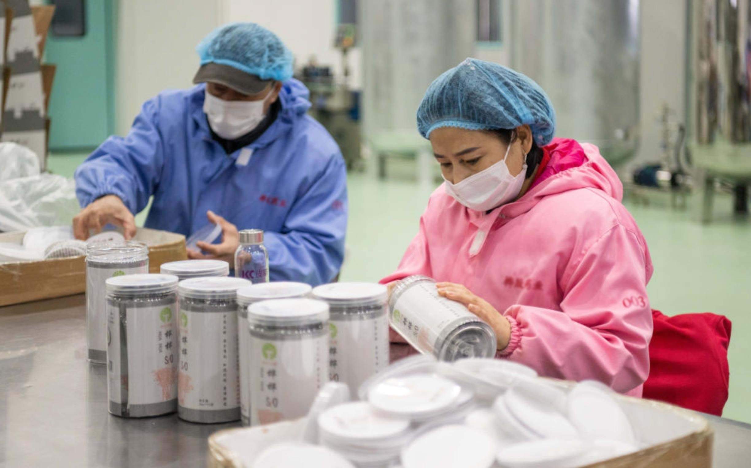 △2024年3月12日，黑龍江伊春一家公司內(nèi)，工作人員在包裝樺樹(shù)汁相關(guān)產(chǎn)品。