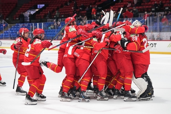 中國隊?wèi)c祝比賽勝利。圖片來源：國際冰聯(lián)