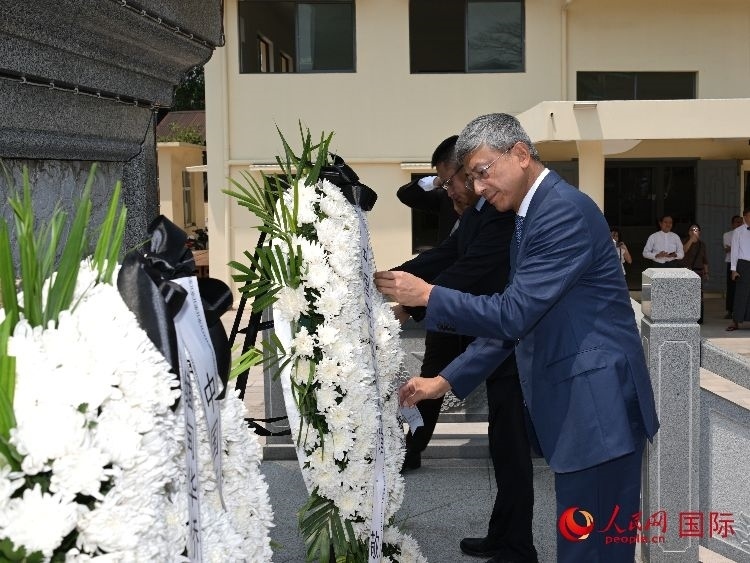 陳海大使向中國遠(yuǎn)征軍紀(jì)念碑敬獻(xiàn)花籃。人民網(wǎng)記者 謝佳君攝