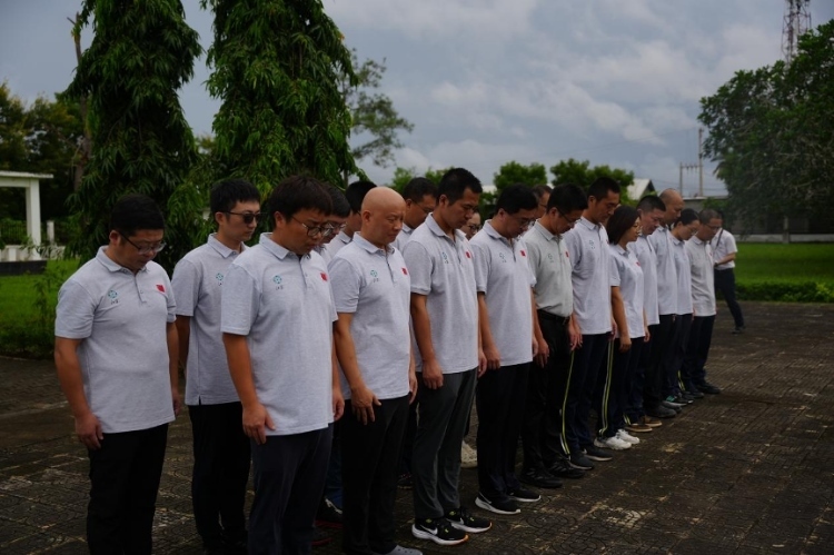 醫(yī)療隊(duì)隊(duì)員默哀。中國(guó)援桑醫(yī)療隊(duì)供圖