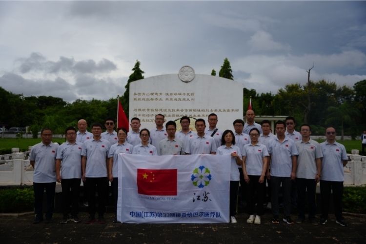 醫(yī)療隊(duì)合影。中國(guó)援桑醫(yī)療隊(duì)供圖