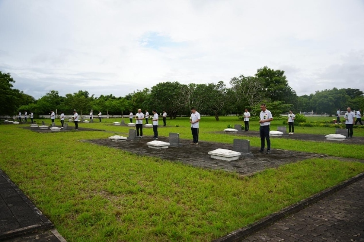 醫(yī)療隊(duì)隊(duì)員向烈士們獻(xiàn)花。中國(guó)援桑醫(yī)療隊(duì)供圖