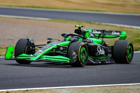 4月5日，索伯車隊中國車手周冠宇在練習賽中。新華社記者 張笑宇 攝