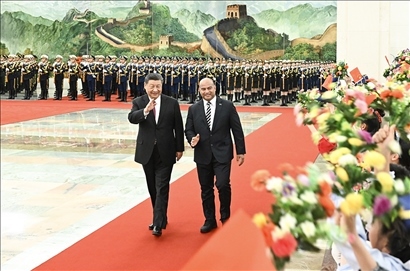 △2024年3月25日，習近平主席在北京人民大會堂同來華進行國事訪問的瑙魯總統(tǒng)阿迪昂舉行會談。這是會談前，習近平主席在人民大會堂北大廳為阿迪昂總統(tǒng)舉行歡迎儀式。