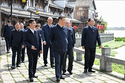 △2024年3月18日至21日，習近平總書記在湖南考察。這是19日上午，總書記在常德河街考察。