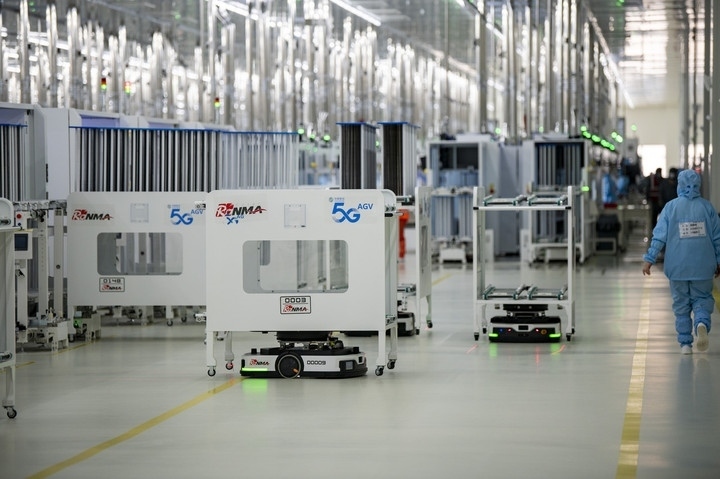 2024年1月10日，在位于浙江省金華市金義新區(qū)的潤馬光能集團金華工廠智能化生產(chǎn)車間里，AGV（自動導引運輸）小車忙碌穿梭在生產(chǎn)單元之間。圖源新華社