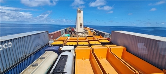 中蘇海運直航貨輪在海上行駛。中國駐蘇里南大使館供圖