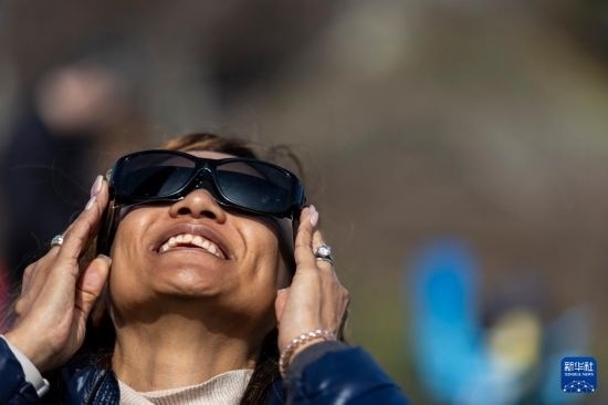 4月8日，一名女子在美國紐約州普拉茨堡觀看日食。新華社發(fā)（文森特·約翰遜攝）