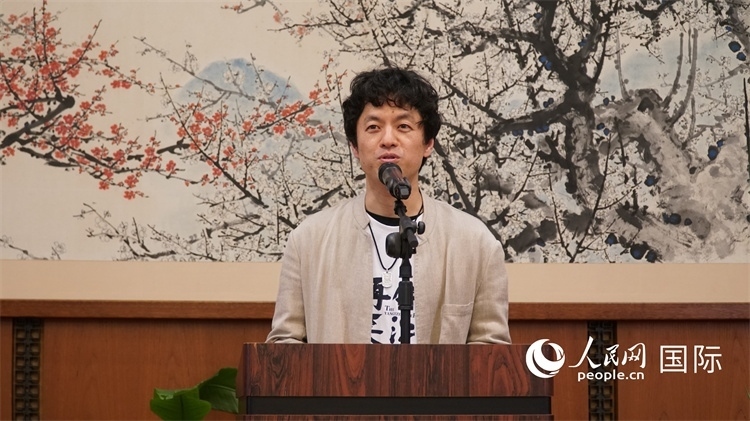 影片導(dǎo)演竹內(nèi)亮致辭。人民網(wǎng) 蔣曉辰攝