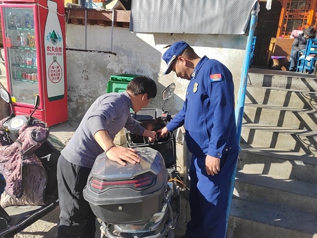 拉薩市消防救援支隊(duì)組織開(kāi)展電動(dòng)自行車消防安全檢查工作。受訪者供圖