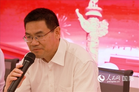 北京海外聯(lián)誼會會長楊晉柏在座談會上致辭。人民網(wǎng)記者 陳海琪攝