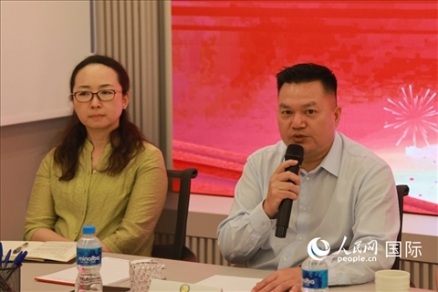 巴西和統(tǒng)會會長張小春（右）在座談會上致辭。人民網(wǎng)記者 陳海琪攝