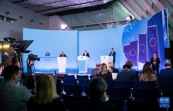 4月11日，歐洲中央銀行行長拉加德（中）在德國法蘭克福歐洲中央銀行總部出席新聞發(fā)布會。新華社記者 張帆 攝