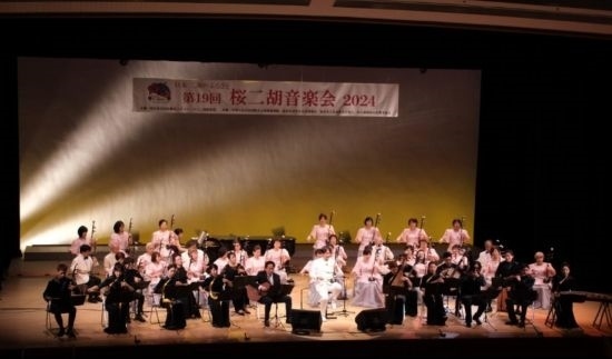 第19屆櫻花二胡音樂(lè)會(huì)近日在名古屋舉辦 ，圖為演出現(xiàn)場(chǎng)。(記者 郭丹 攝)