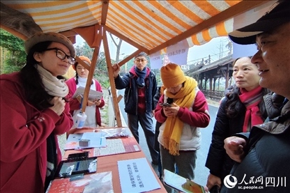 1月6日，“2024成都蒲江柑甜采摘節(jié)”上，記者見(jiàn)到了小萌（左一）和許多年輕人忙著做訪客接待、現(xiàn)場(chǎng)布置、票務(wù)核對(duì)、采摘服務(wù)等工作。人民網(wǎng)記者朱虹攝