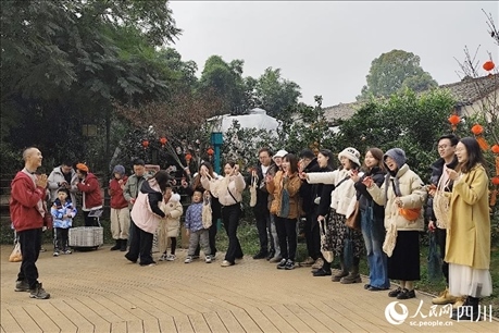 葉科（左一）給前來(lái)參與活動(dòng)的“柑爸柑媽”介紹生態(tài)種植果。人民網(wǎng)記者朱虹攝