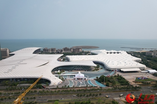 航拍第四屆消博會主會場。人民網(wǎng)記者 孟凡盛攝