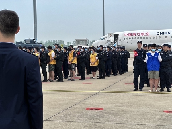 中國籍涉賭詐違法犯罪嫌疑人從柬埔寨被押解回國。人民網(wǎng)記者 郝萍攝