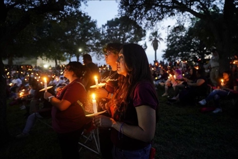2023年5月24日，在美國得克薩斯州小城尤瓦爾迪，人們參加守夜儀式悼念校園槍擊遇害者。新華社記者吳曉凌攝
