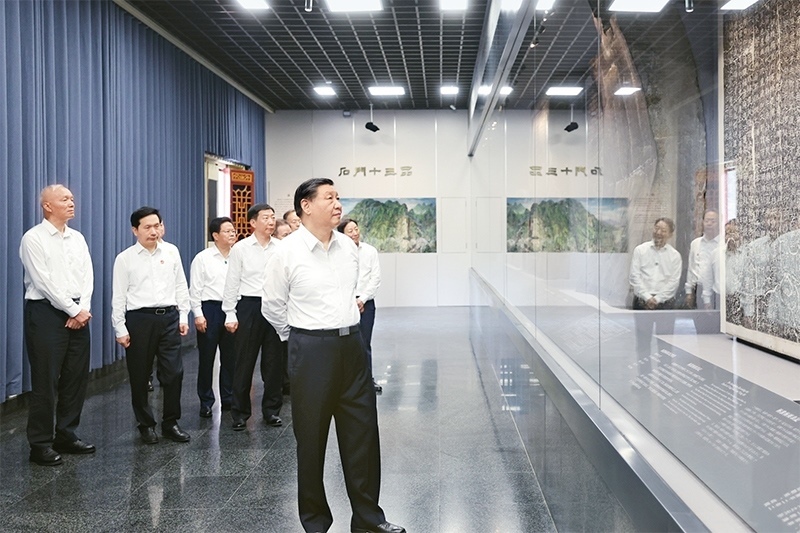 2023年7月29日，中共中央總書記、國家主席、中央軍委主席習(xí)近平在四川考察結(jié)束返京途中，來到陜西省漢中市考察。這是習(xí)近平參觀漢中市博物館有關(guān)歷史文物展陳。 新華社記者 鞠鵬/攝